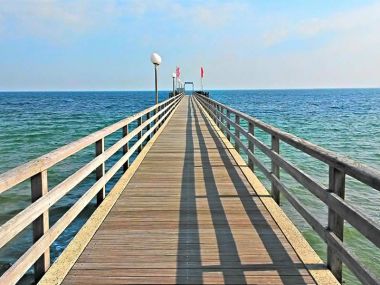 Die Seebrücke in Haffkrug mit Blick zum Strand